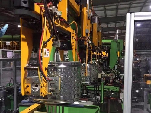 焊本智能點焊生產(chǎn)線在滾筒式洗衣機的生產(chǎn)現(xiàn)場