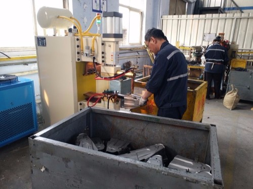 五菱汽車供應(yīng)廠商使用焊本點焊機(jī)