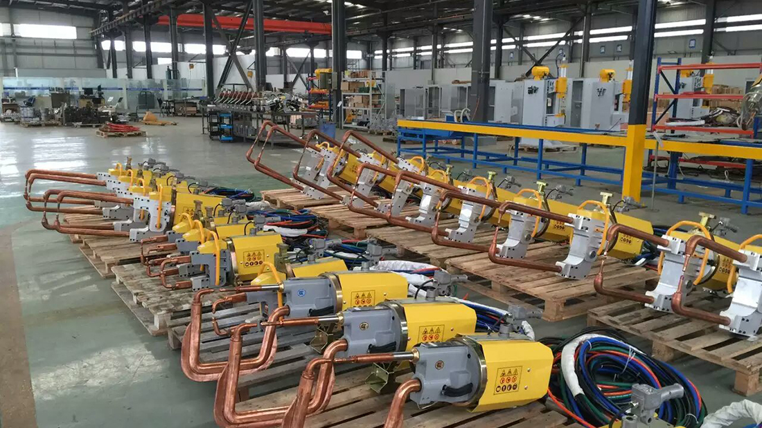 懸掛焊機(jī)生產(chǎn)現(xiàn)場