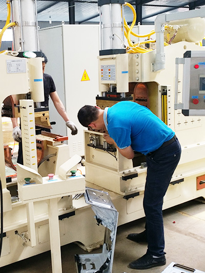 某客戶公司現(xiàn)場(chǎng)服務(wù)